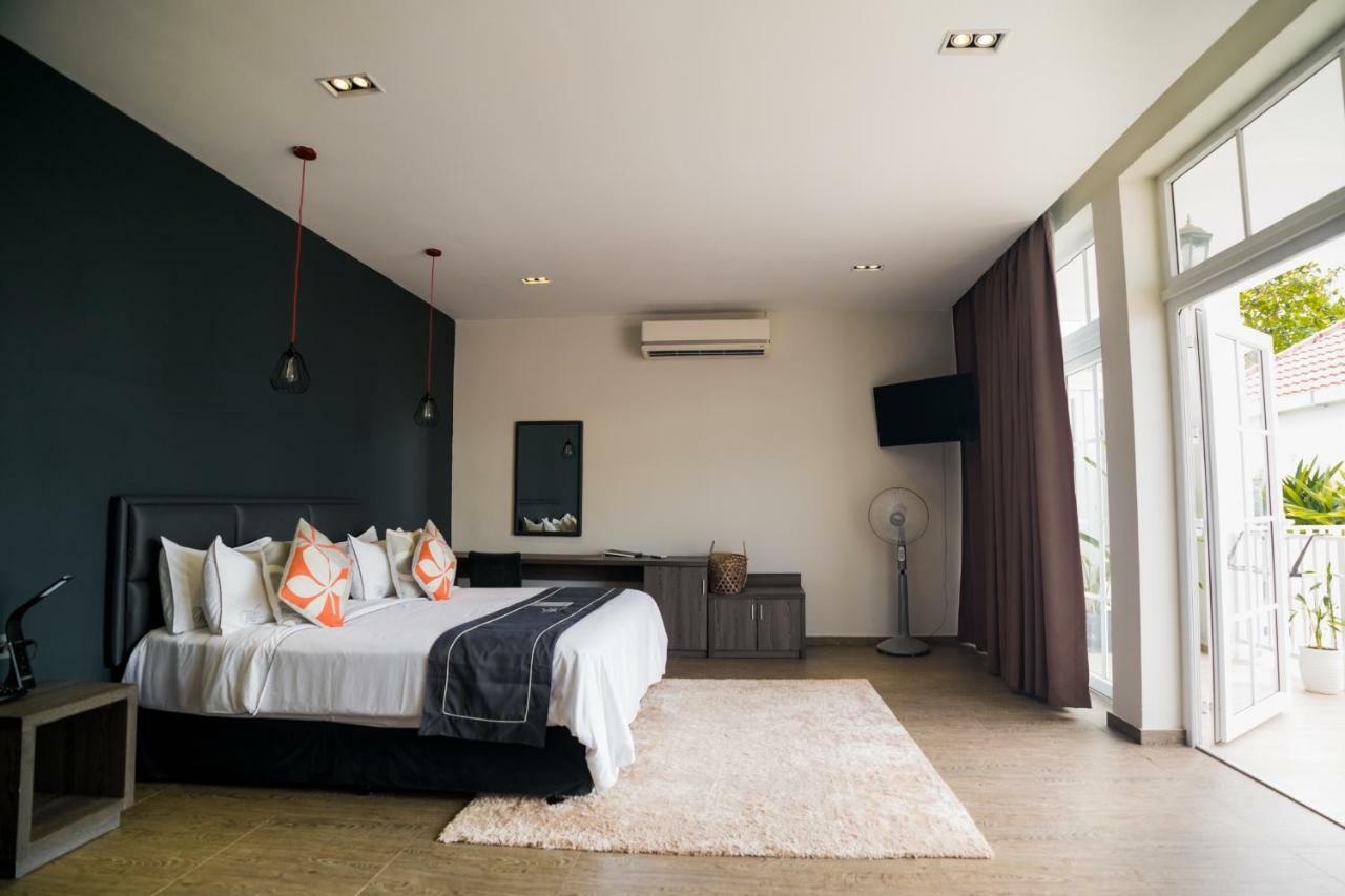 White Boutique Hotel And Residences Sihanoukville Room photo